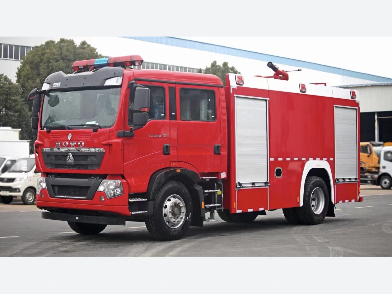 重汽豪沃8吨泡沫消防车