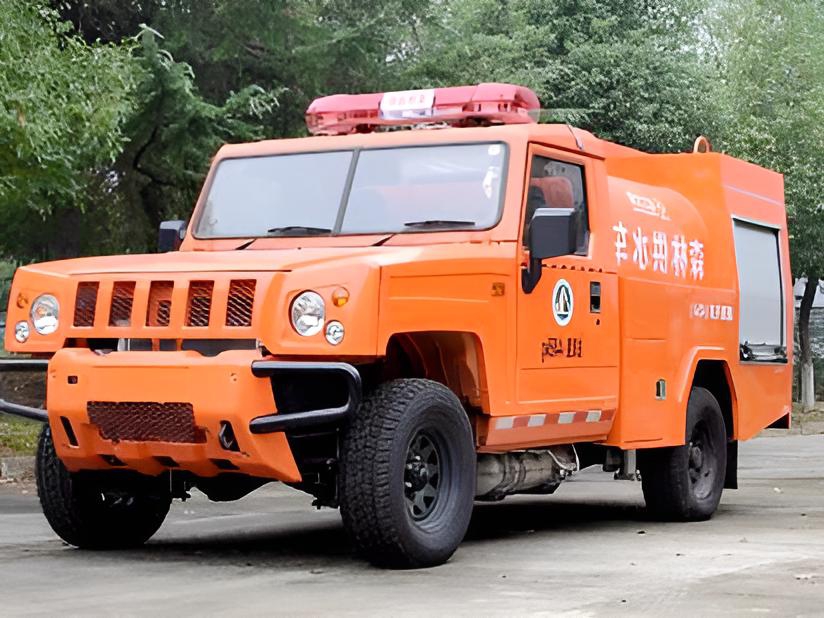 四驱1.5吨洒水供水车