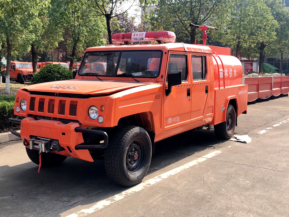 四驱1.5吨洒水车